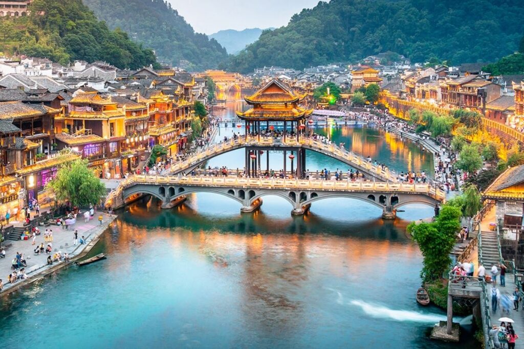 Phượng Hoàng Cổ Trấn khi lên đèn 