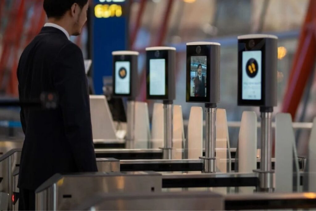 Xác thực tại cửa ra máy bay làm thủ tục sân bay bằng sinh trắc học diễn ra như thế nào?