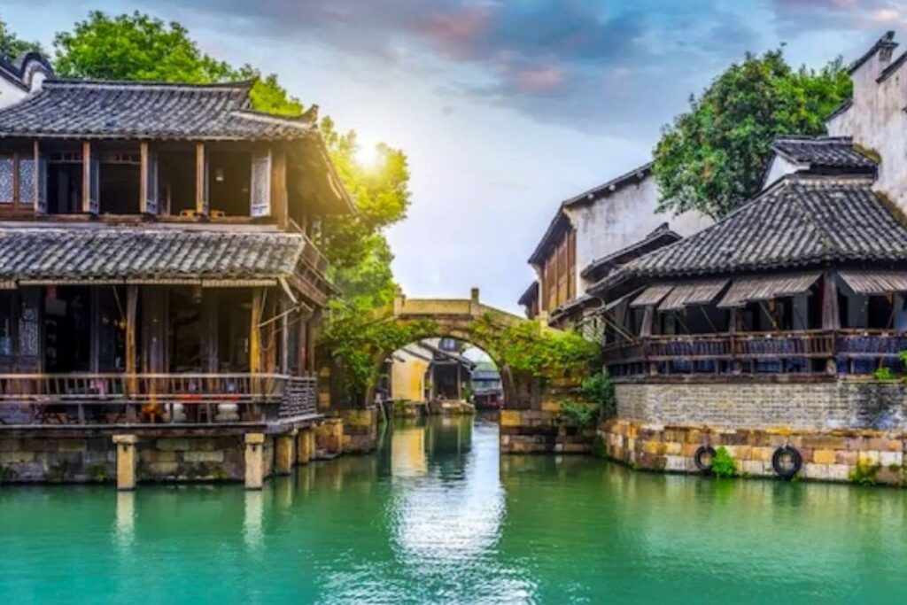 Cổ trấn thơ mộng với nước trong xanh