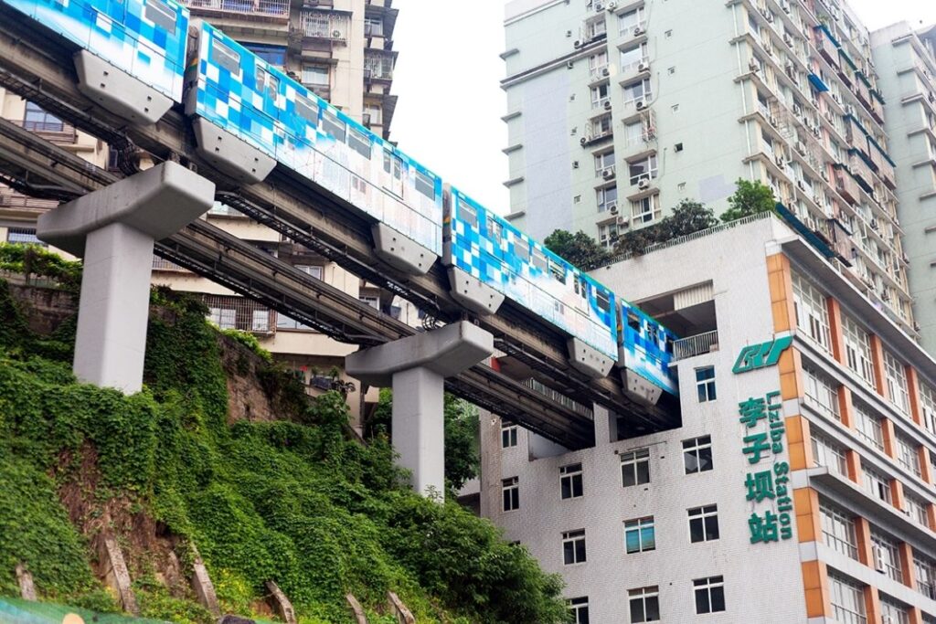 Ga tàu Liziba – chuyến tàu “chạy xuyên nhà” gây bão mạng