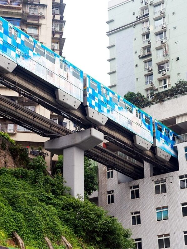 Ga tàu Liziba – chuyến tàu “chạy xuyên nhà” gây bão mạng