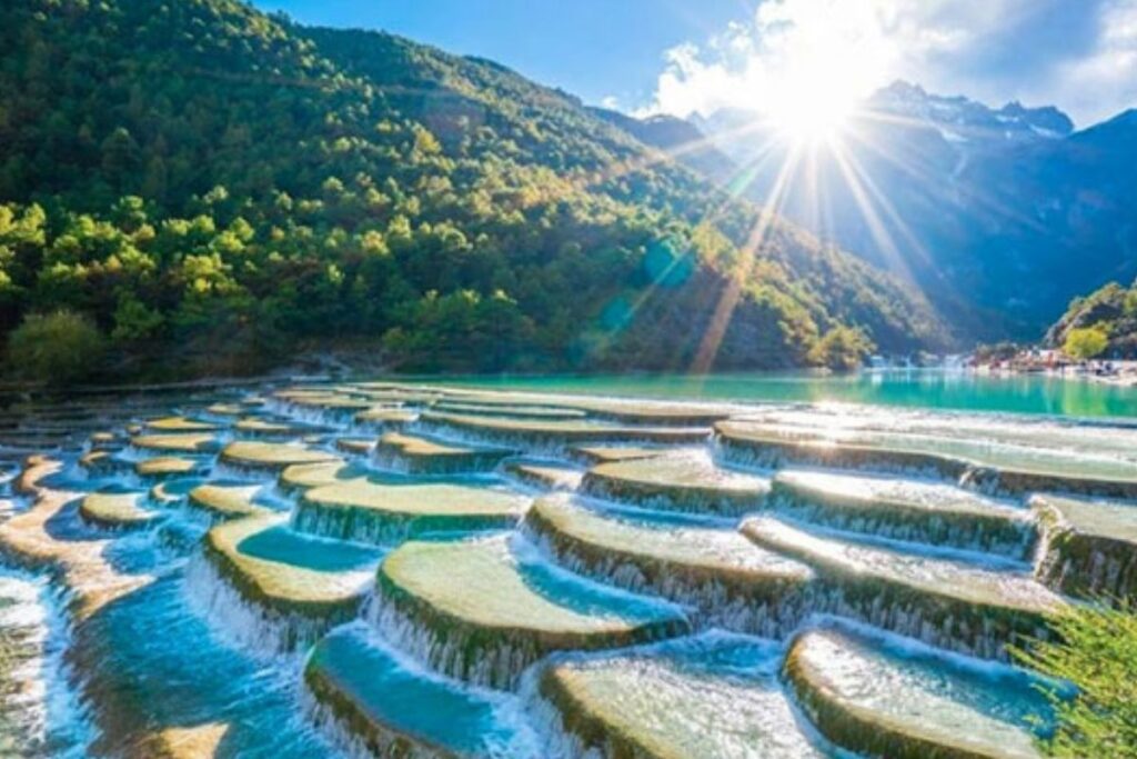 Lam Nguyệt Cốc hồ xanh thần tiên với nước màu ngọc bích